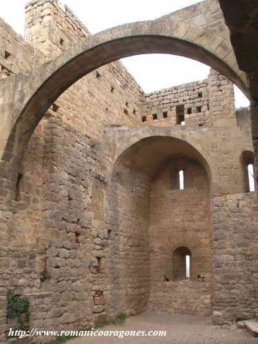 INTERIOR DE LA TORRE NORESTE ABIERTA AL RECIENTO